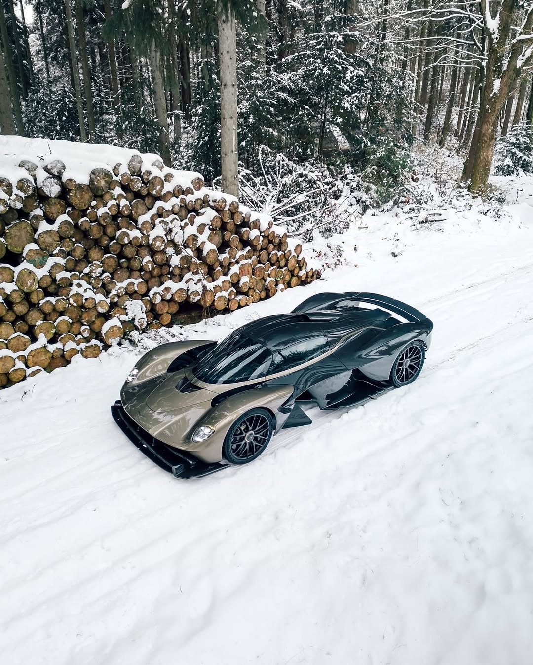 开车回家过圣诞节。做得妥妥当当。AstonMartin Valkyrie.阿斯顿