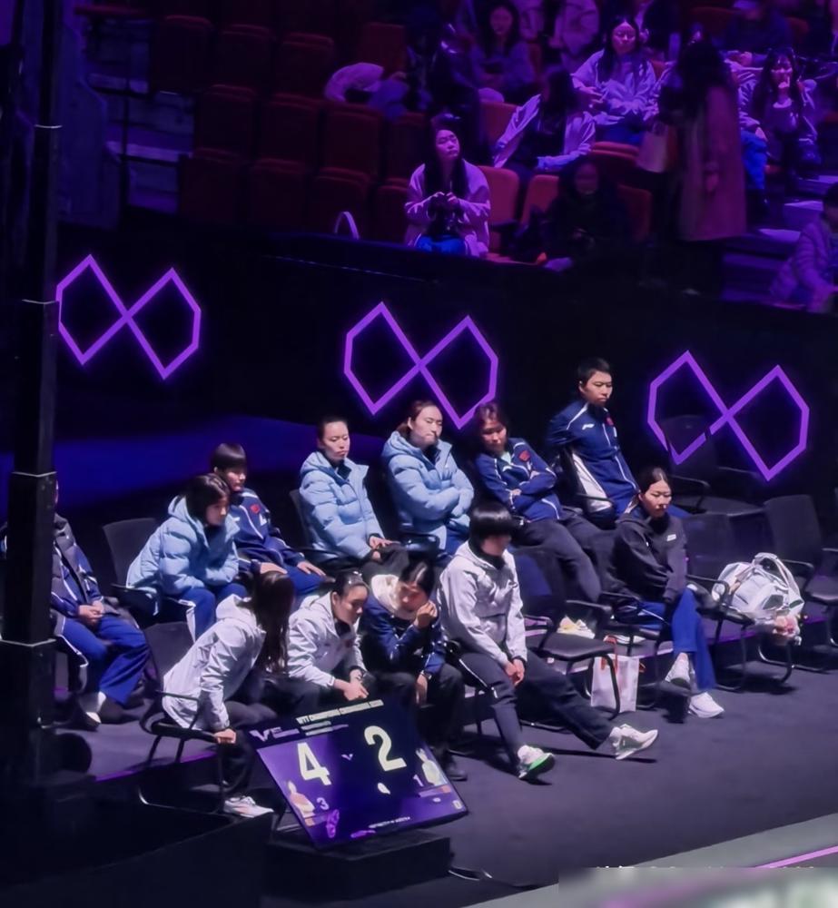 你敢信？2-8落后狂追11分！蒯曼连斩孙颖莎王艺迪进决赛！
首局蒯曼被王艺迪压