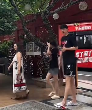 她是杨瀚森的准岳母？与杨瀚森并肩而行的，上身穿黑衣，下身穿黑短裤的，是杨瀚森的女