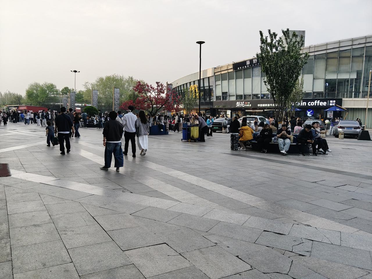 陶喆演唱会天津站连着开了3天，每天奥城附近人都特别多，原以为观众应该80后多，问