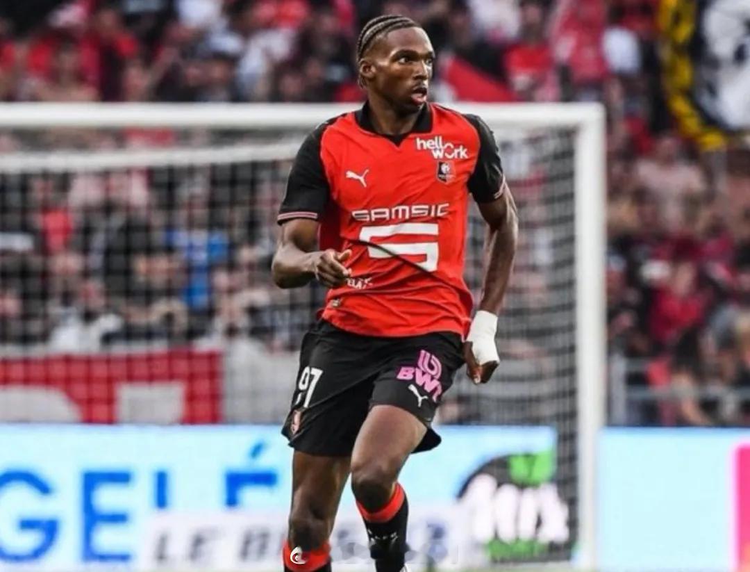 西班牙转会专家莫雷托消息，皇马正密切关注雷恩中卫新星杰雷米-雅凯。据悉阿森纳也对