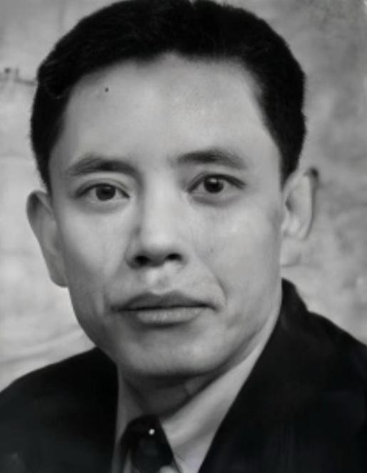 1948年自贡街头，军统元老余乐醒撞见昔日门生，可这个学生却准备抓他，余乐醒见状
