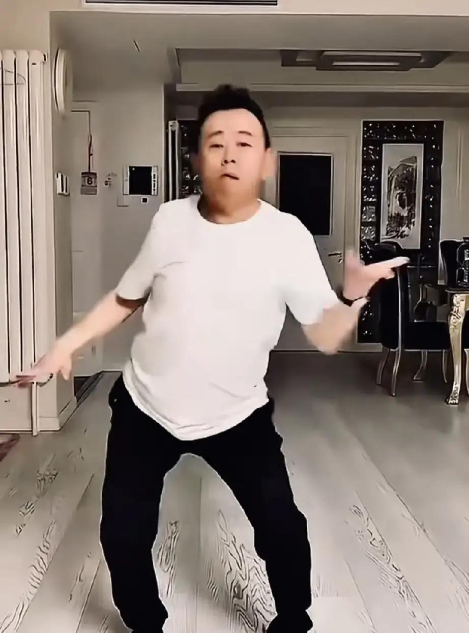 潘长江对着镜头，一脸真诚地说：“嘎子，网上的东西都是虚拟的，你把握不住，孩子。”