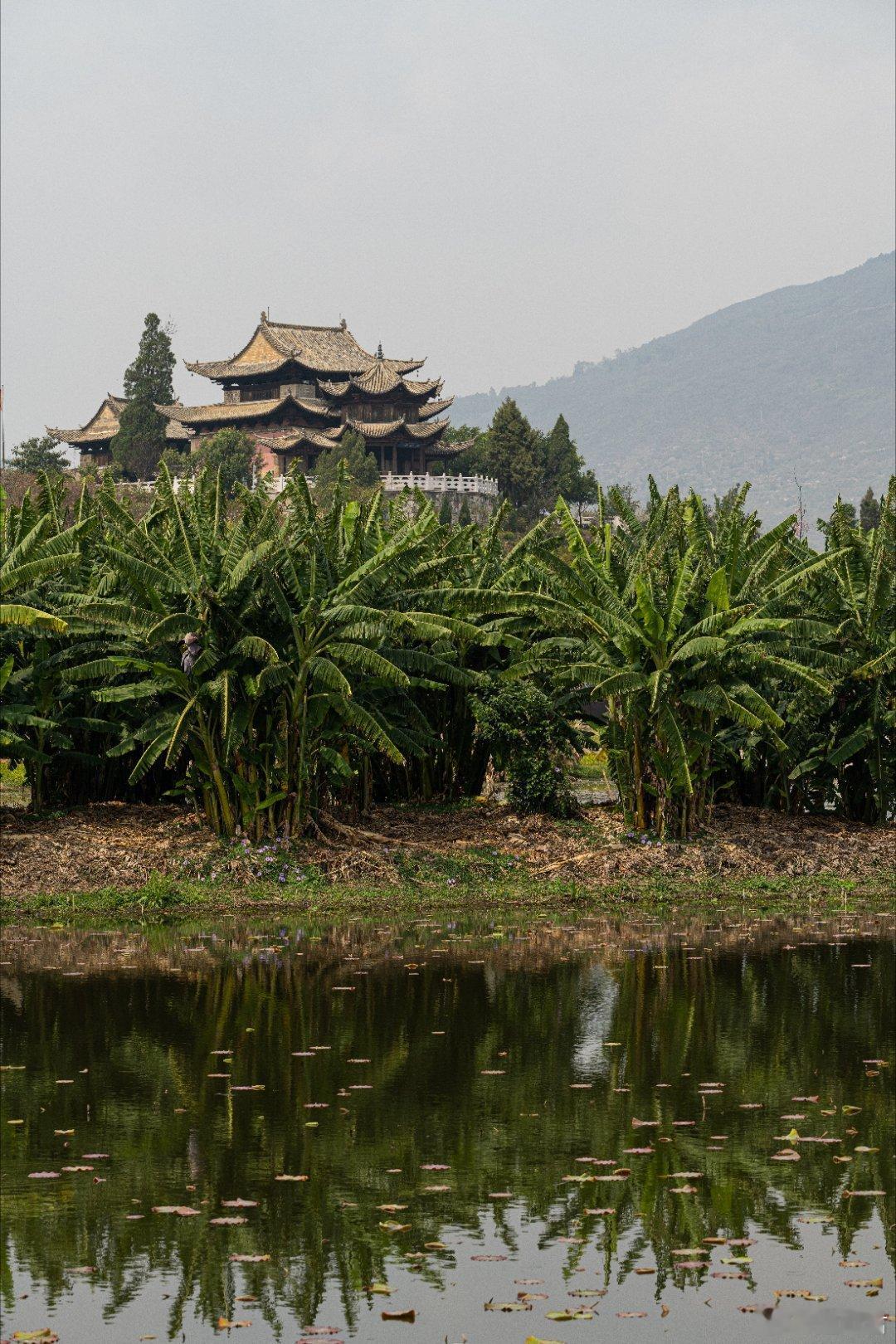 云南石屏县来鹤亭，建在异龙湖畔的高地上， 其实是一组建筑群，由来鹤亭、文昌阁、魁