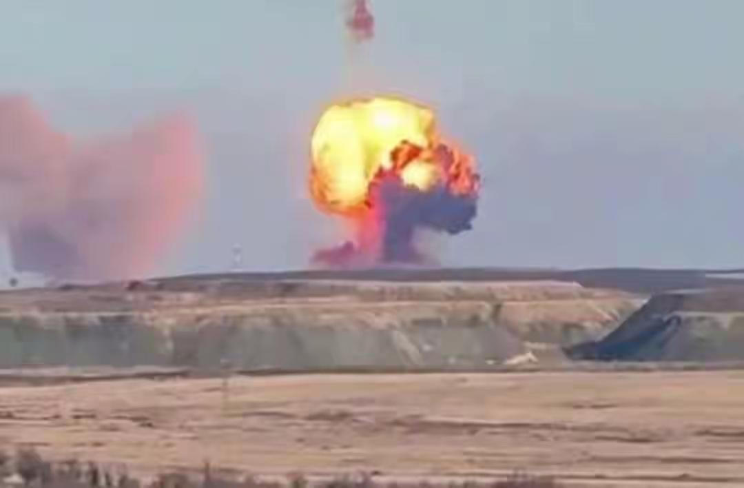 亚斯内发射场的一声巨响，让全球目光聚焦——俄罗斯洲际导弹升空数百米后爆炸坠地，紫