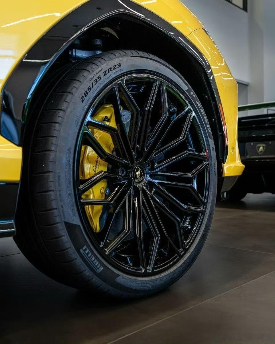 兰博基尼URUS，好久没遇到黄色，江湖人称大黄牛 