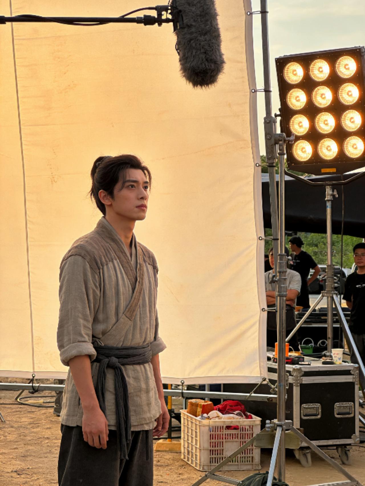 破防了！王天辰晒跳板背景板，不炫不装，这才是演员该有的样子
 
近日，实力派演员