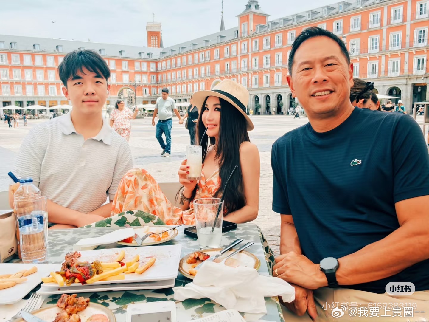 温碧霞夫妇去美国看儿子了，一家三口合照很温馨温碧霞一家三口合照温碧霞夫妇去美国看