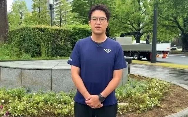 联合早报报道：“民进党台北市长参选人沈伯洋出访日本，在东京街头跑步时身穿防弹背心