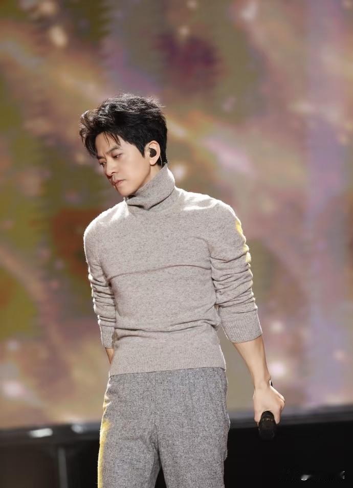 李健现在的状态，
完美诠释了什么叫
“法拉利就是法拉利”——平时不开出门，一开就