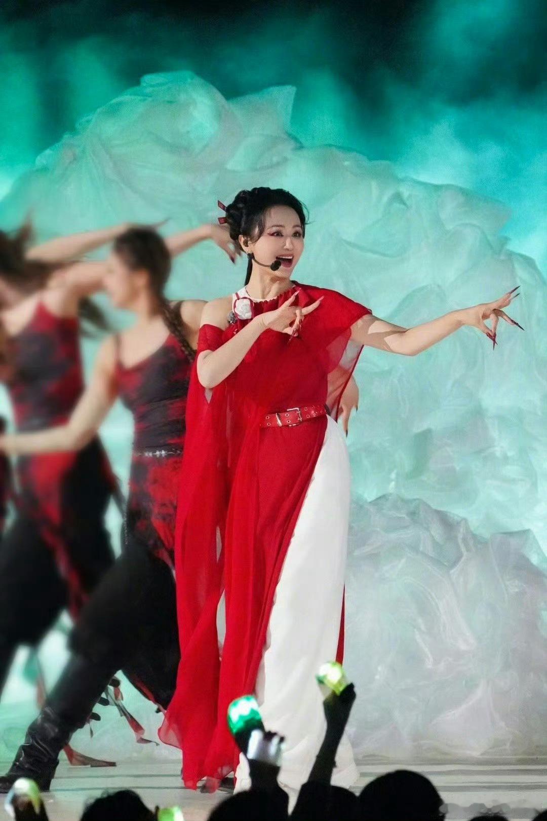 曹颖五公连跳诠释乘风破浪意义曹颖在《乘风2025》五公连跳，52岁突破年龄刻板印
