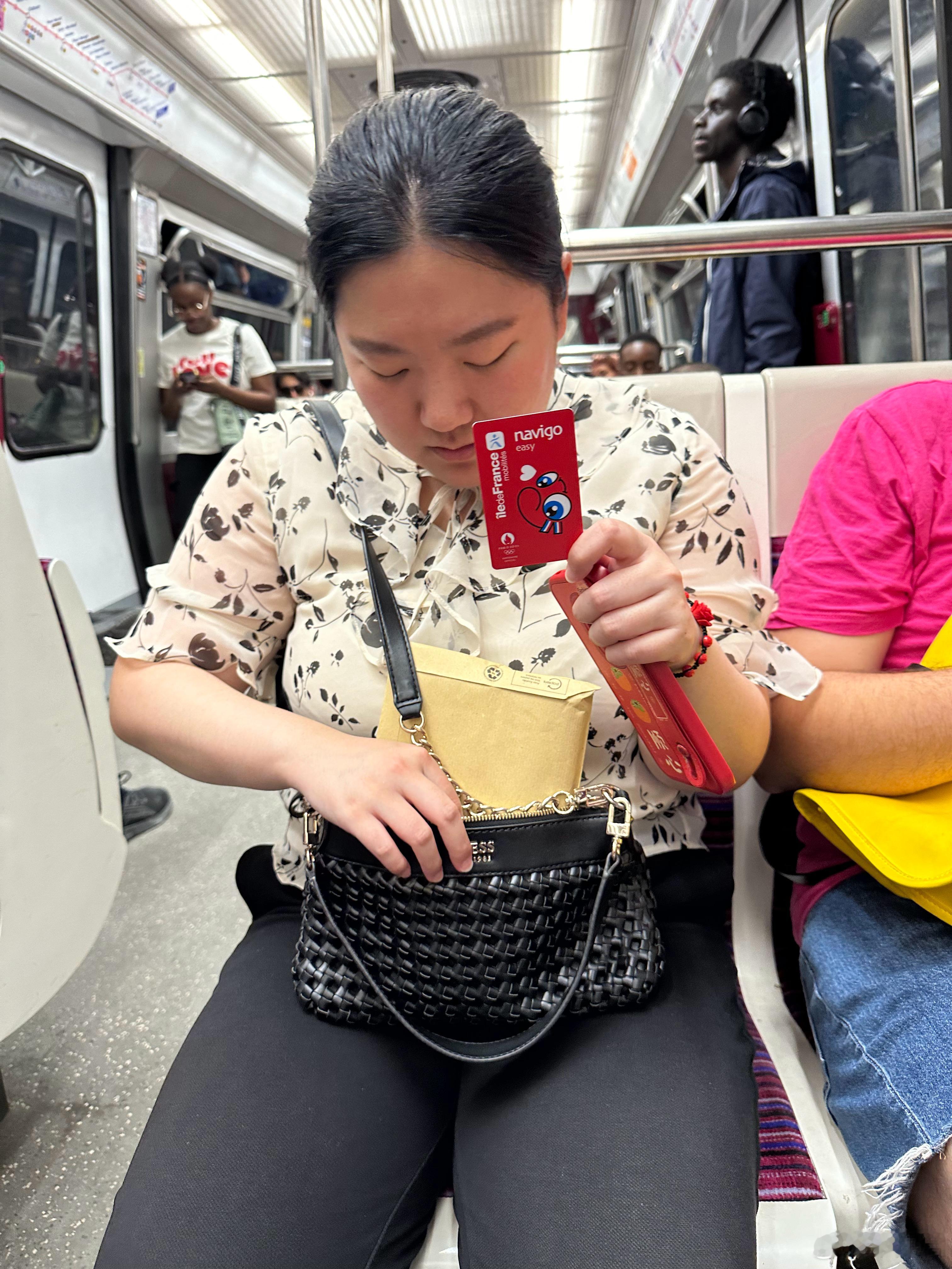 小羽现在是巴黎奥运会的志愿者，给我讲了讲巴黎的地铁系统，原来巴黎有两条线是无人驾