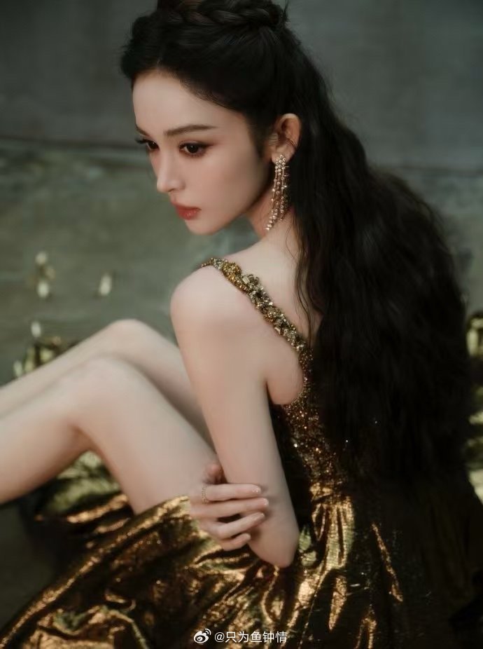 娜扎下车美到我词穷了 被娜扎微博之夜的下车瞬间美晕！金色礼裙完美勾勒曼妙身姿，光