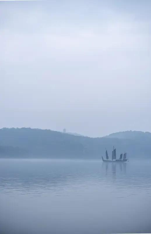 出上：观沧海惊涛拍岸，
对下：阅碧湖细浪吻舟。