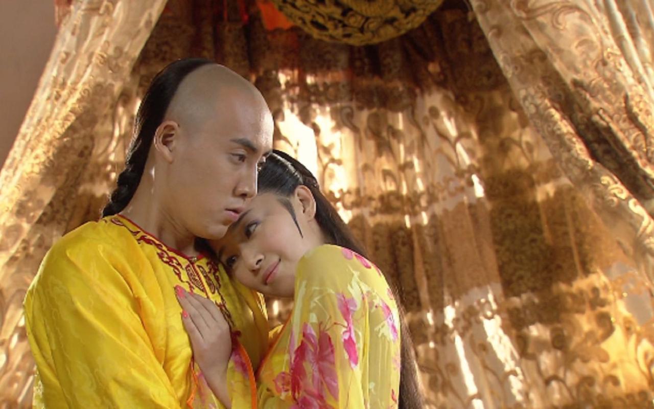 1725年，雍正给14岁的乾隆送去了一个试婚宫女。当晚，乾隆的卧房里便多了个漂亮