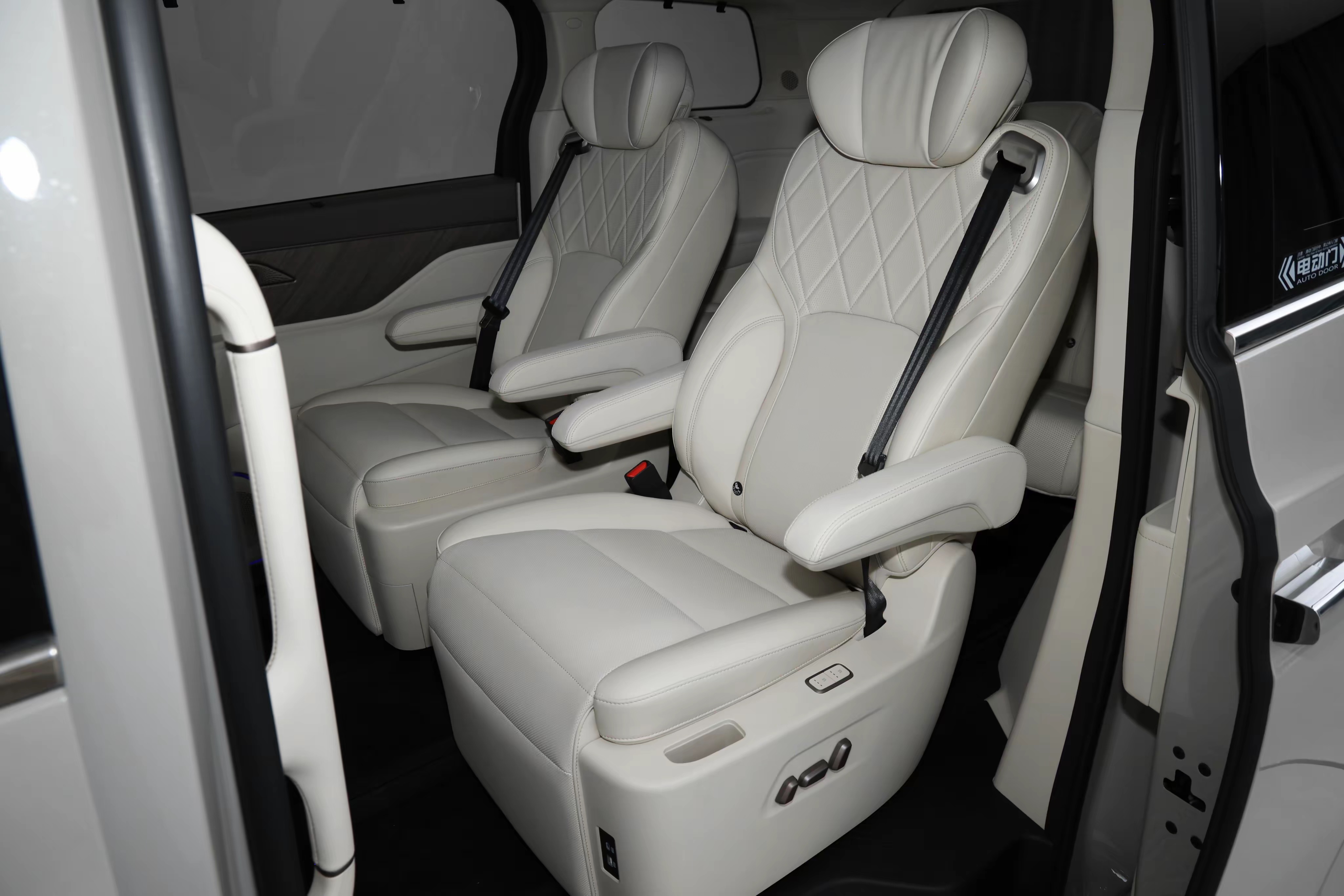 家用MPV不是尺寸越大越好车长控制在5米左右小区地库好停车二排一定要配活动扶手才