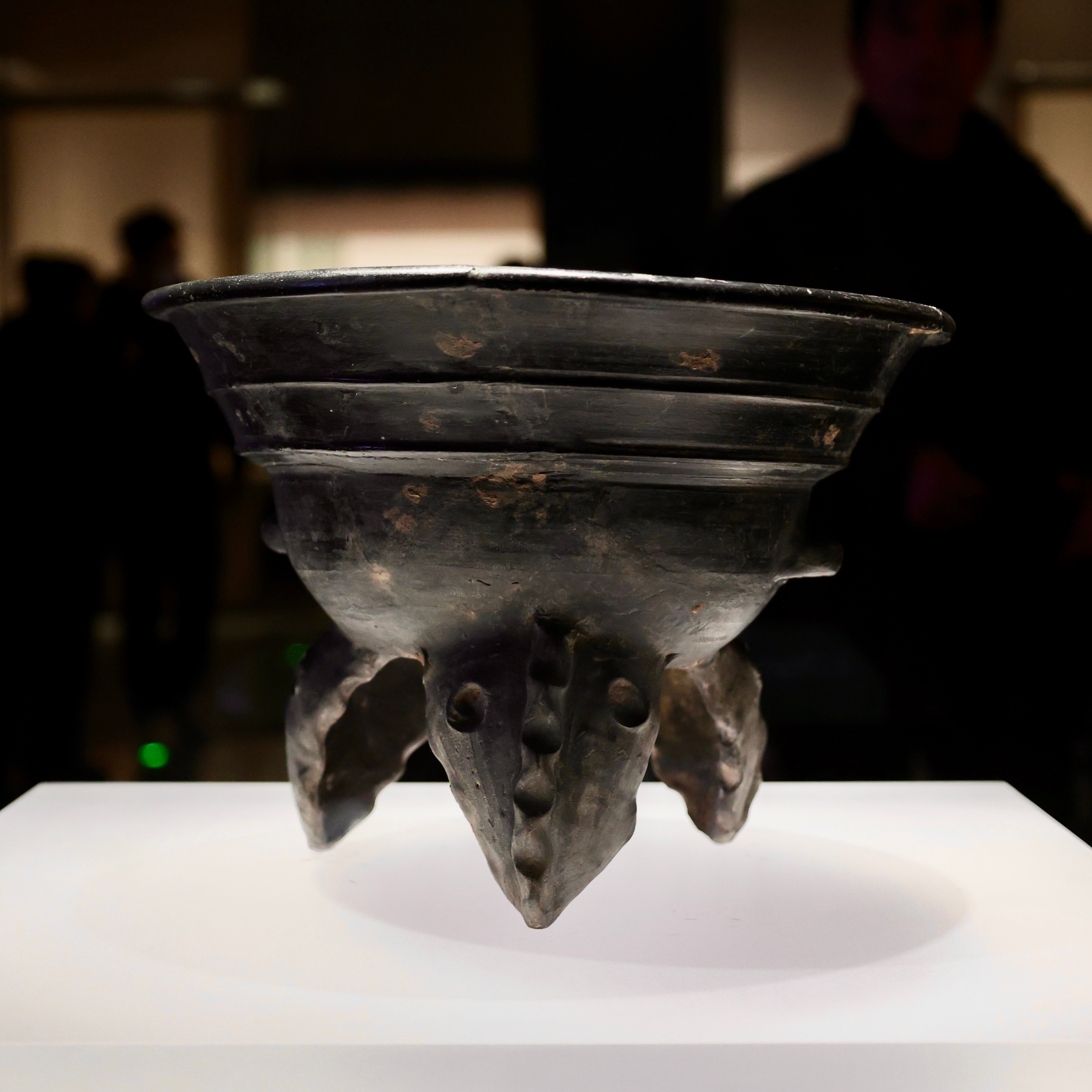 壹點历史  图1嵌绿松石玉钺（大汶口文化，距今约6000—4400年），五莲丹土