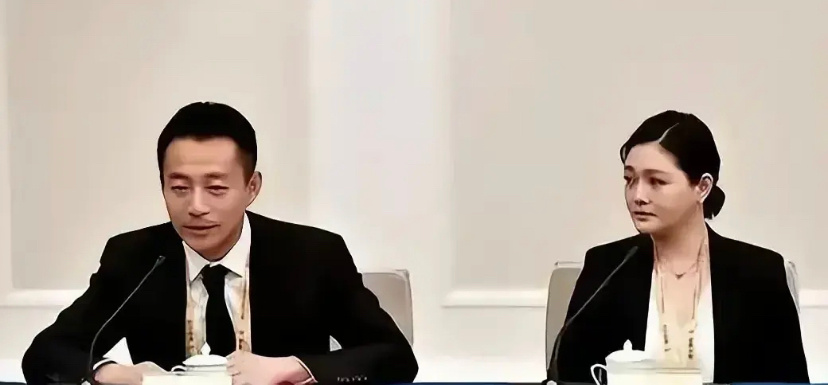 大S深情凝望汪小菲，这一别竟是永远！网友说，他们彼此放不下，是故意怄气，大S故意