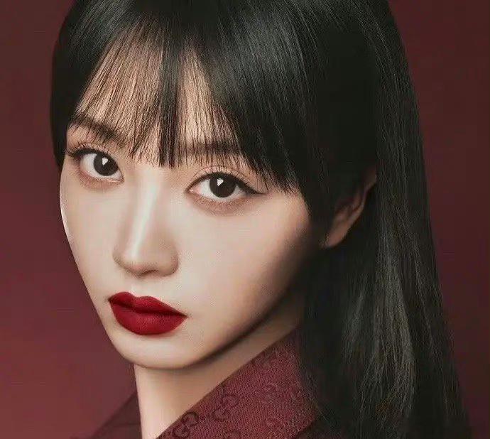 田曦薇和王楚然同一品牌同意风格的代言，感觉田曦薇直接被王楚然颜值碾压了 ​​​