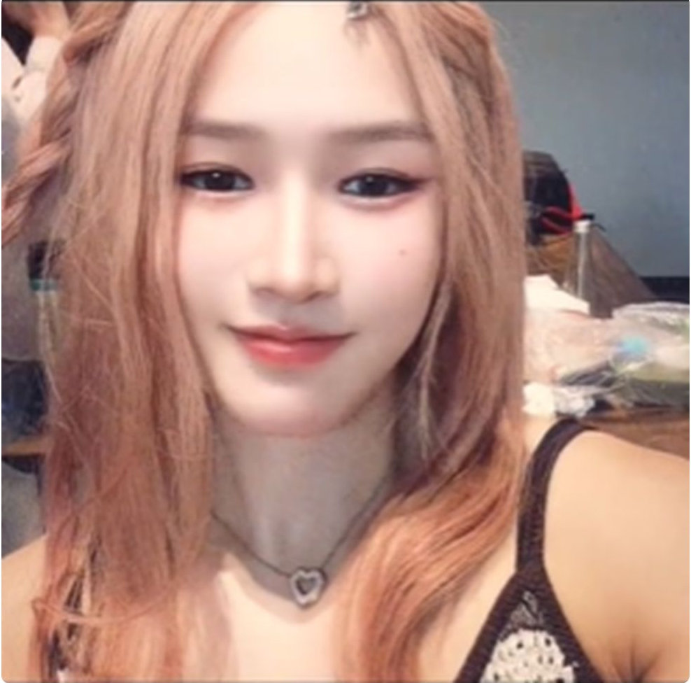 “张伟丽化妆后自己都不认识了”上热搜，格斗女王张伟丽晒新造型：一头粉色长发，妆容