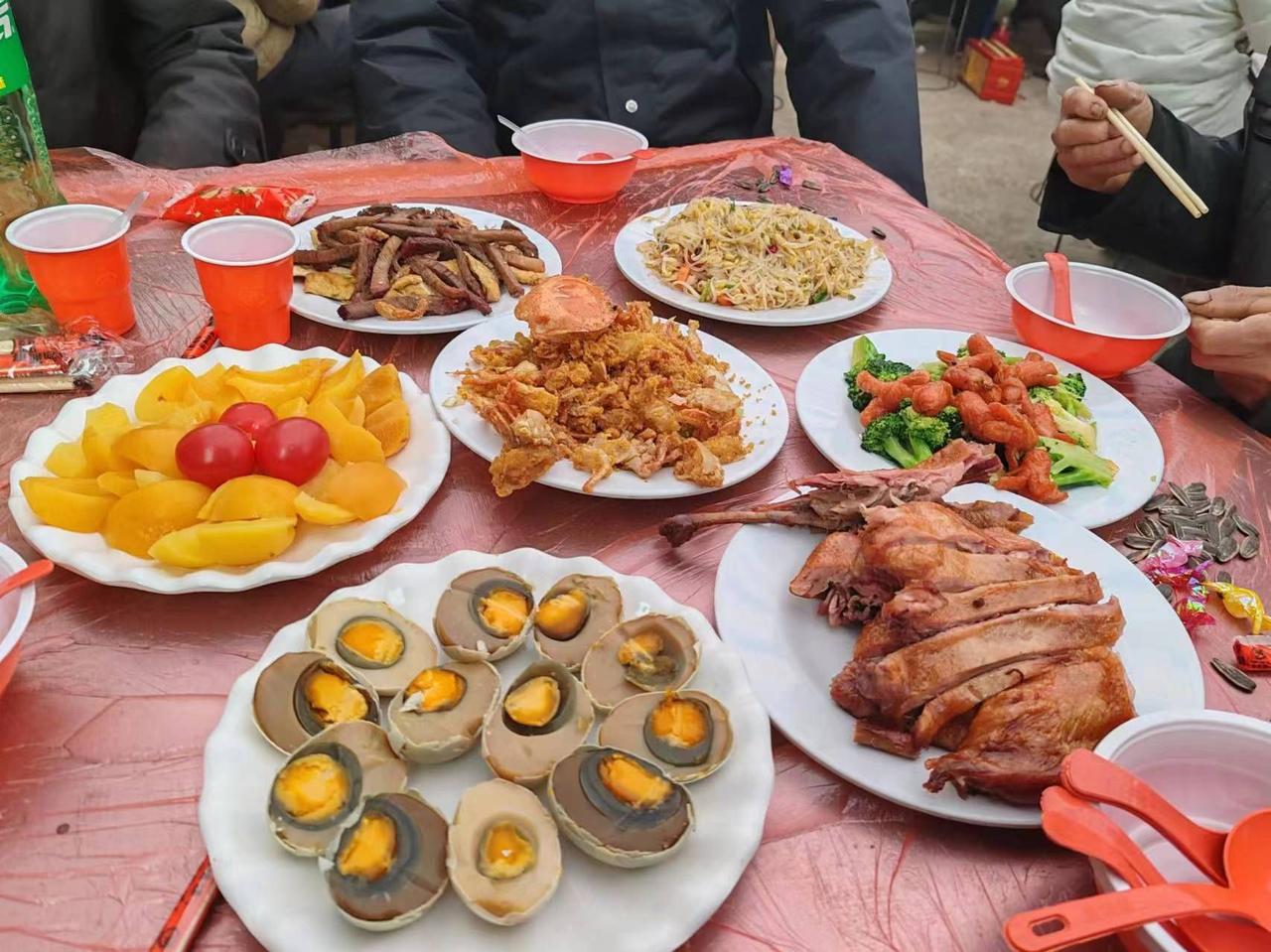 细想一下，现在的人情往份真是越来越累了，办事情多的就多收几份礼，办事情少的就少收