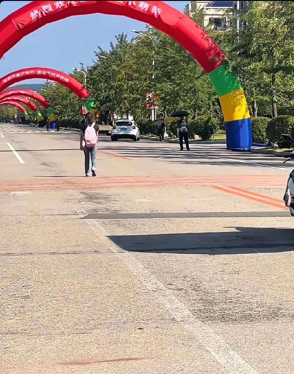 女儿考上了国防科技大学，爸爸把她送到校门口。看着女儿向学校走去的背影，爸爸知道她