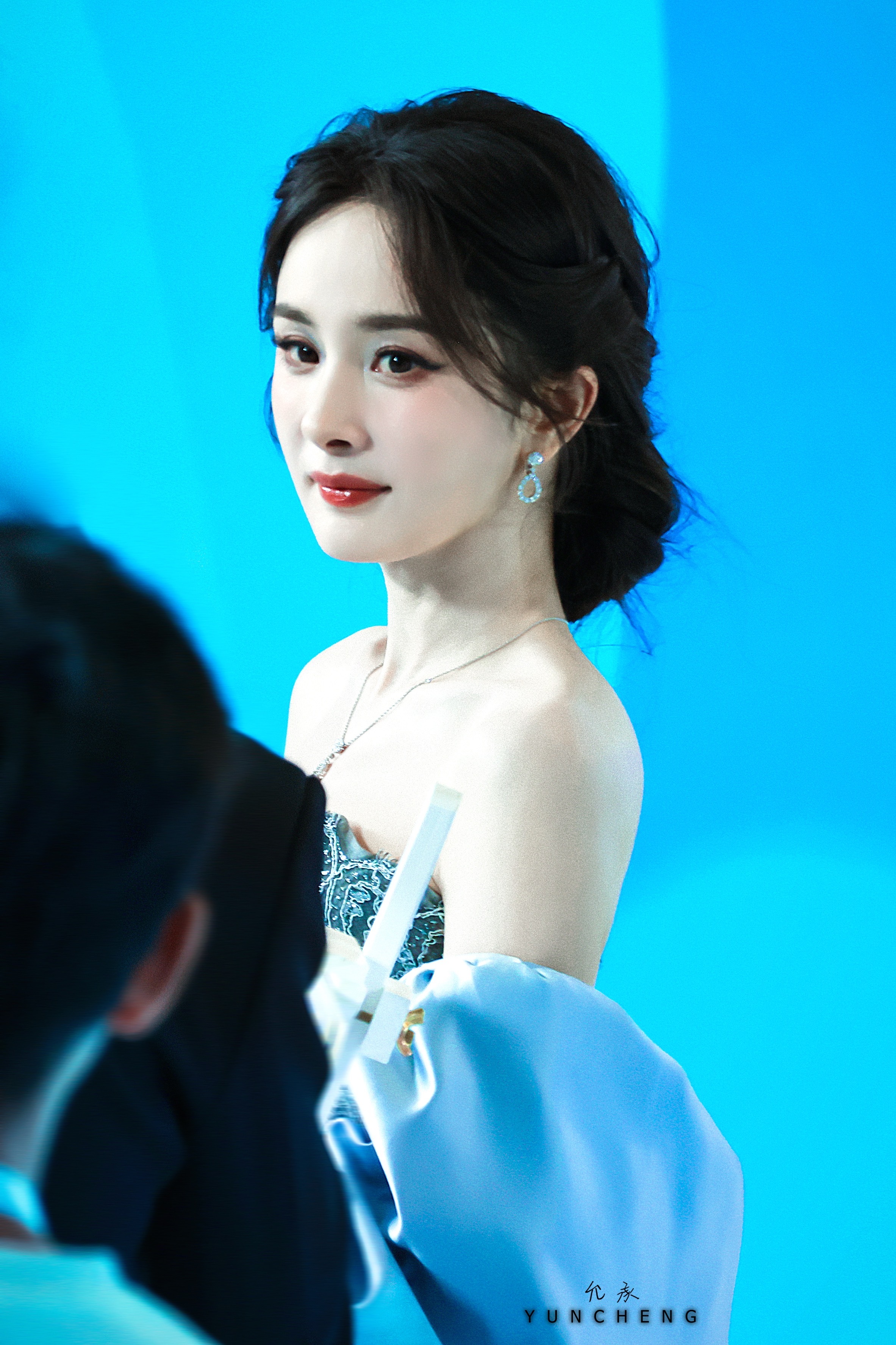 𝟐𝟎𝟐𝟓𝟏𝟐𝟎𝟒上海 | 丝塔芙🦊美，是具象的。🐝杨幂蓝色镂