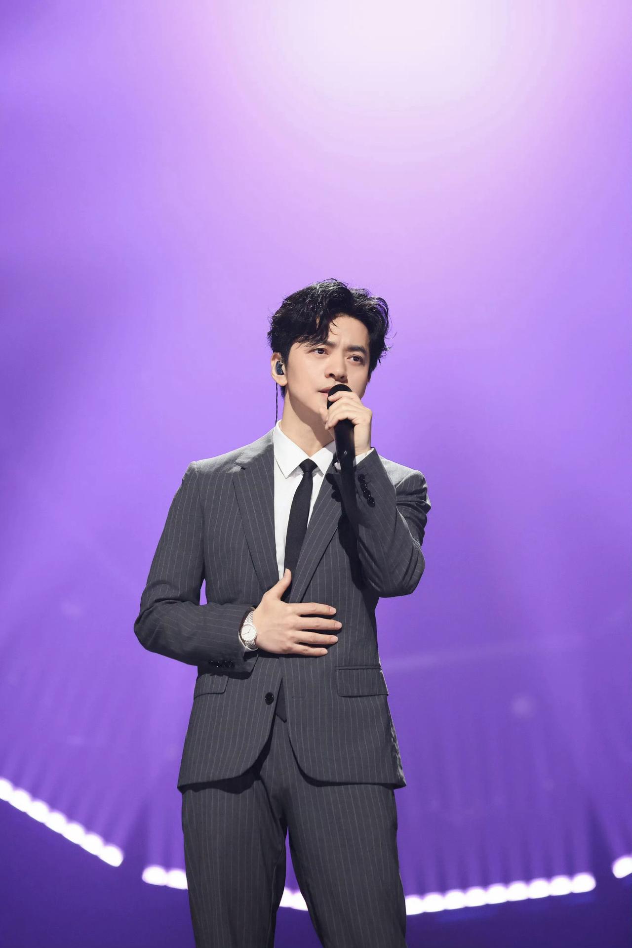 毕业于清华北大的5位明星

李健：1993年凭借一首《说句心里话》被保送进清华大