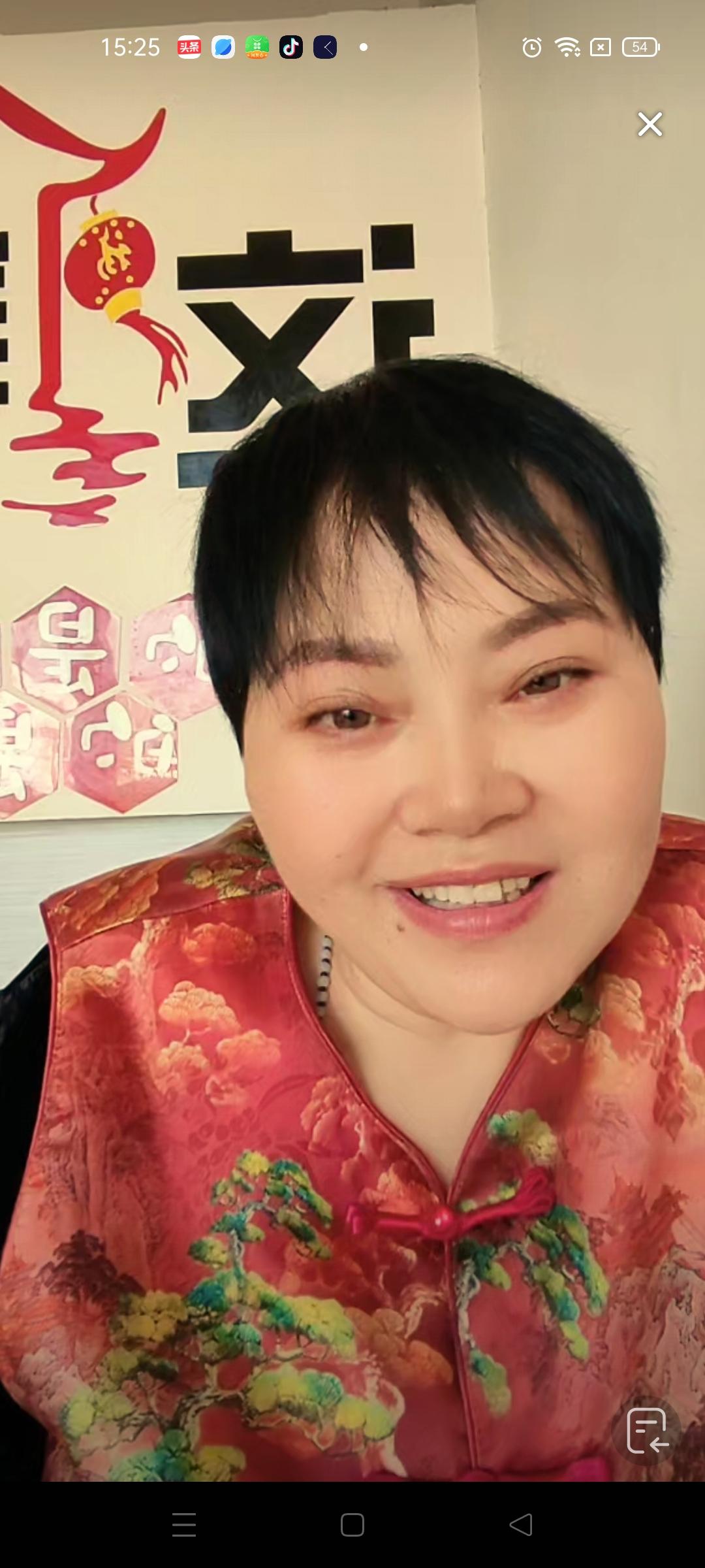 向阳花阿姨的直播间里大多数粉丝都是在支持她的 ，也有个别粉丝和网友恶语相向 ，但