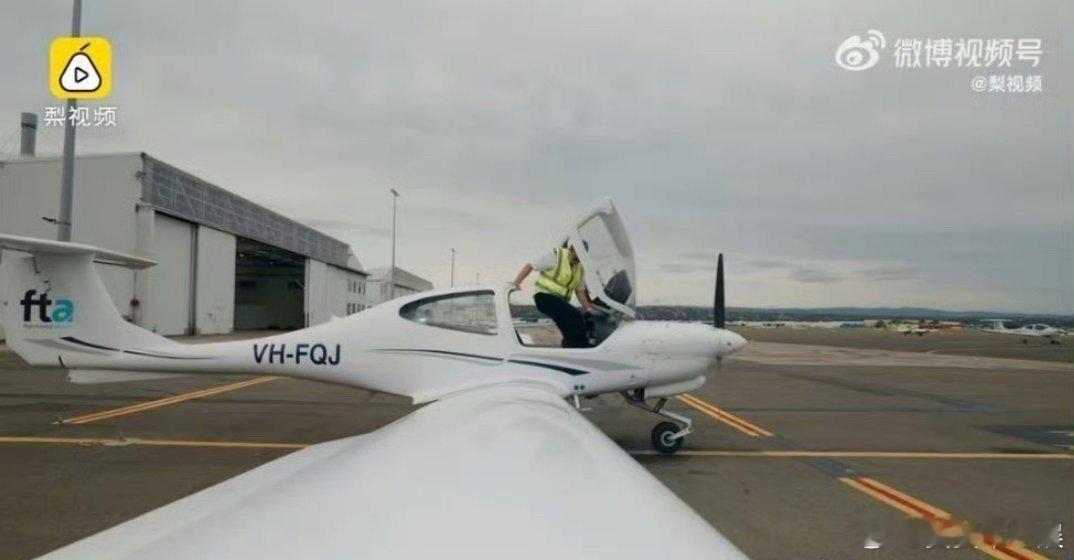 #29岁北京小伙不做码农做机长#正是因为这位北京小伙对于飞机的热爱与追求，在29