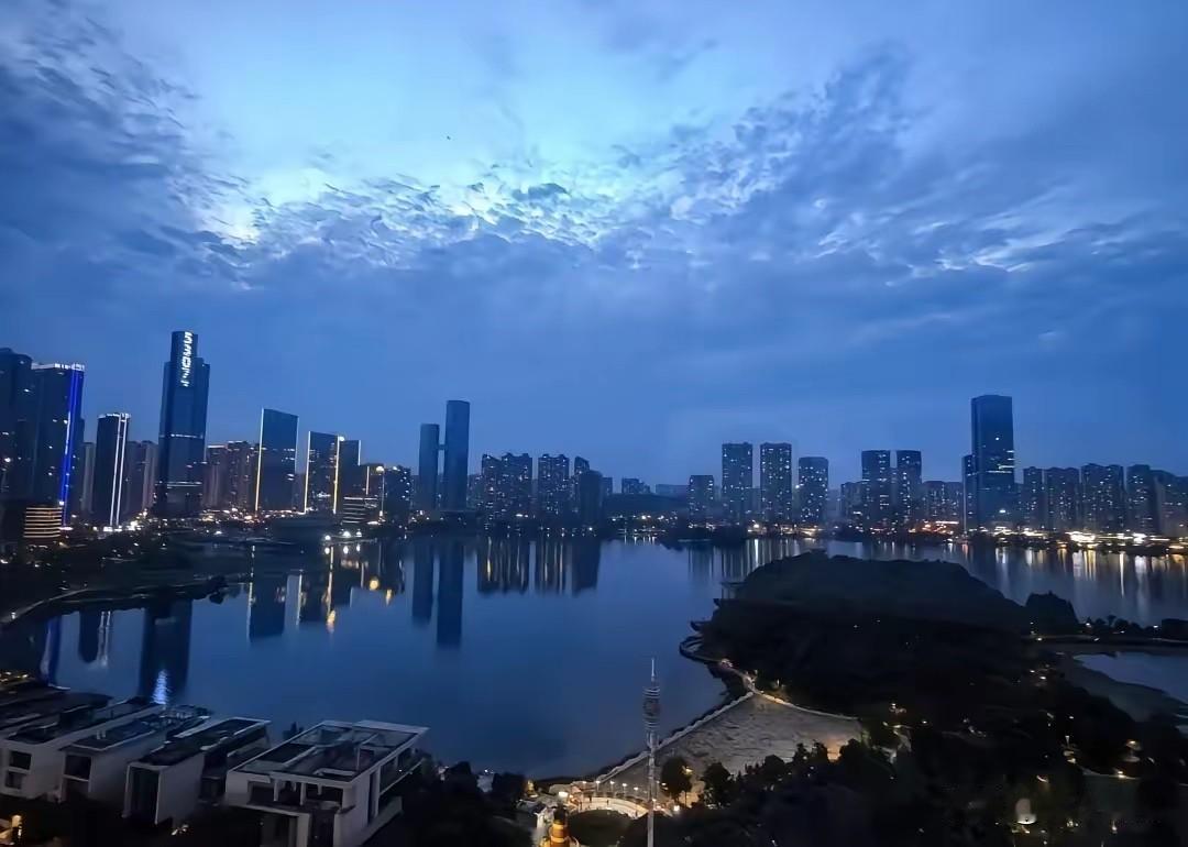 长沙梅溪湖真的是长沙城市开发的典范之作！
梅溪湖有山有水环境真是一流，同时梅溪湖