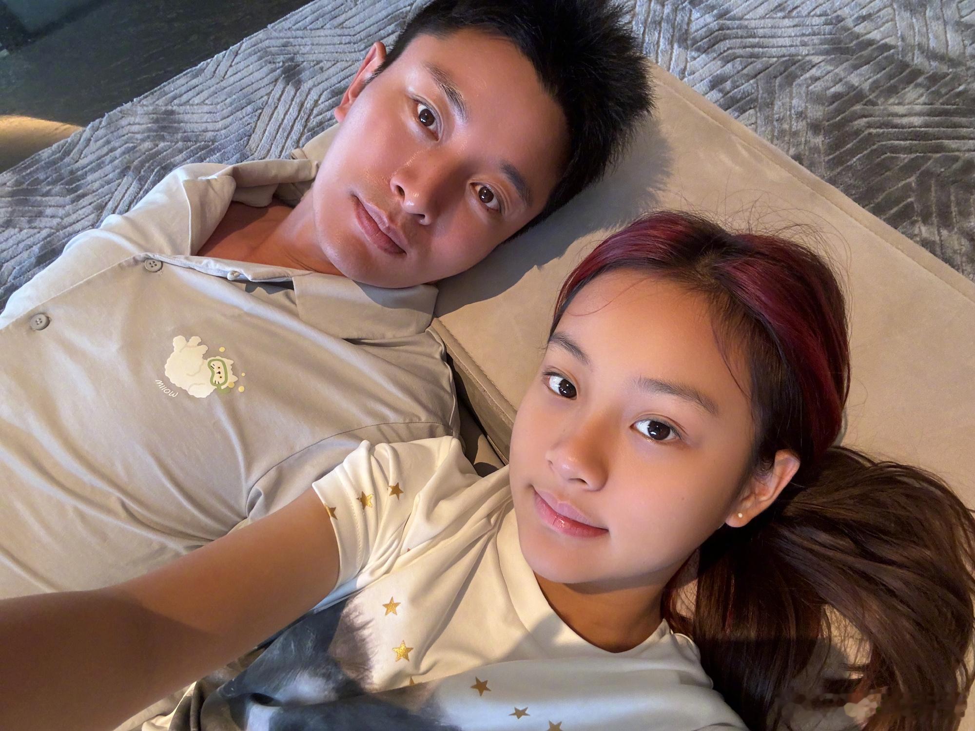 甜馨和贾乃亮过父亲节 看到今天的父亲节的仪式感，真的是隔着屏幕都觉得好幸福，甜馨