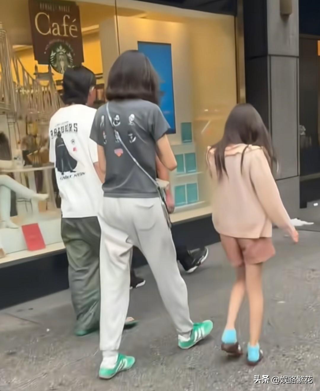 7月19日，陈冠希、秦舒培带着女儿在纽约街头被偶遇。一家三口穿搭随性朴素，尤其是