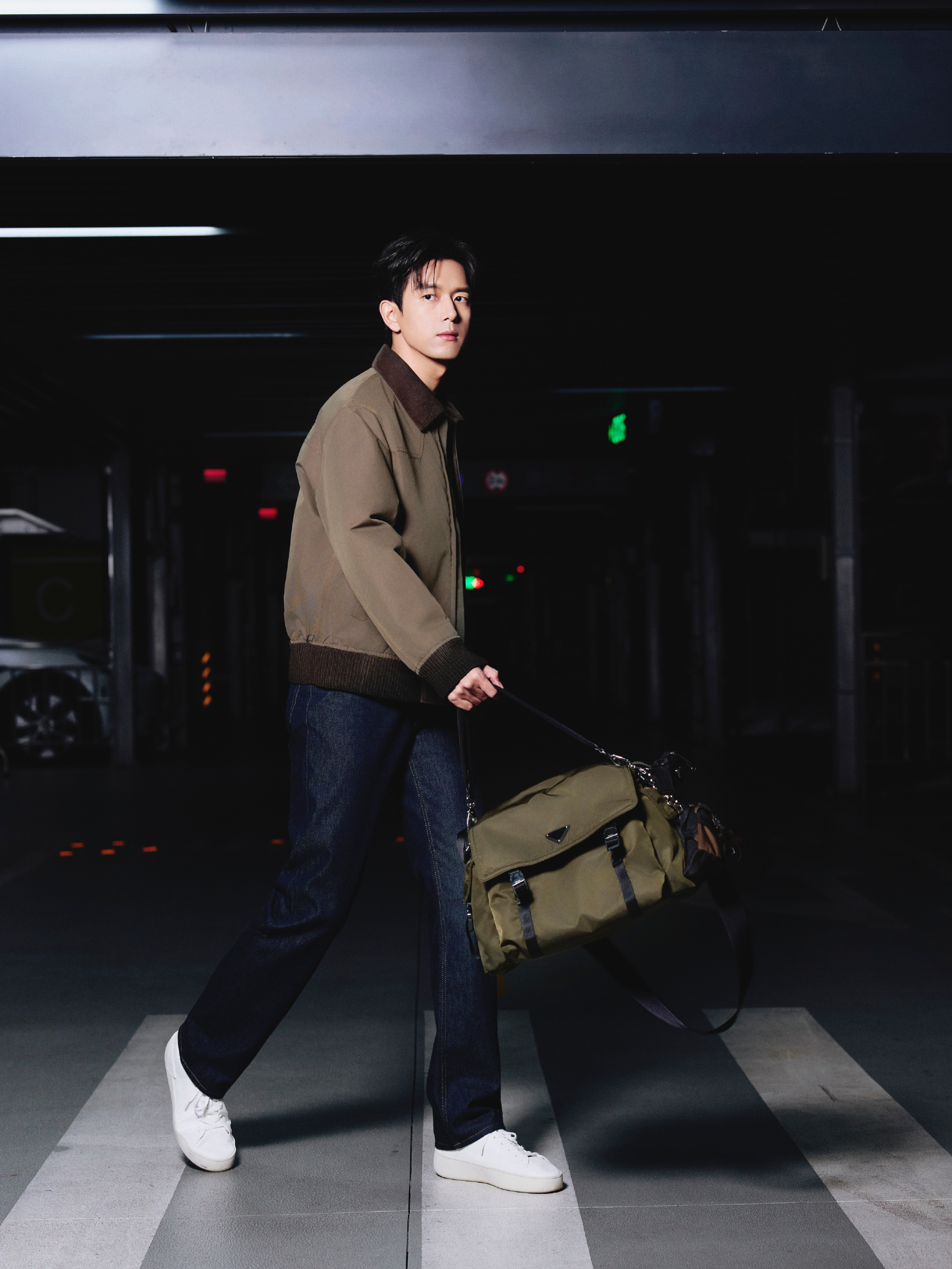 李现 x PRADA品牌代言人李现也将出席Prada 2027春夏女装时装秀。一