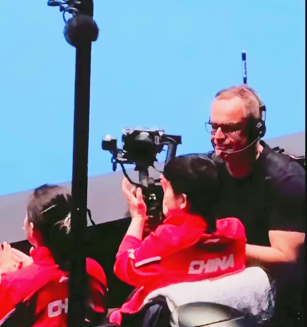 怪不得孙颖莎昨天留出这么多照片？
原来有个摄影师专门对着国乒拍！
看到莎莎的成片