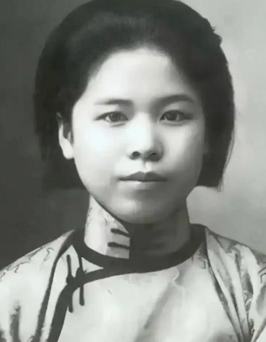 1947年，特务将杨虎城的妻子谢葆真捆绑住，随后将粗大的针头狠狠地插进她的大腿，