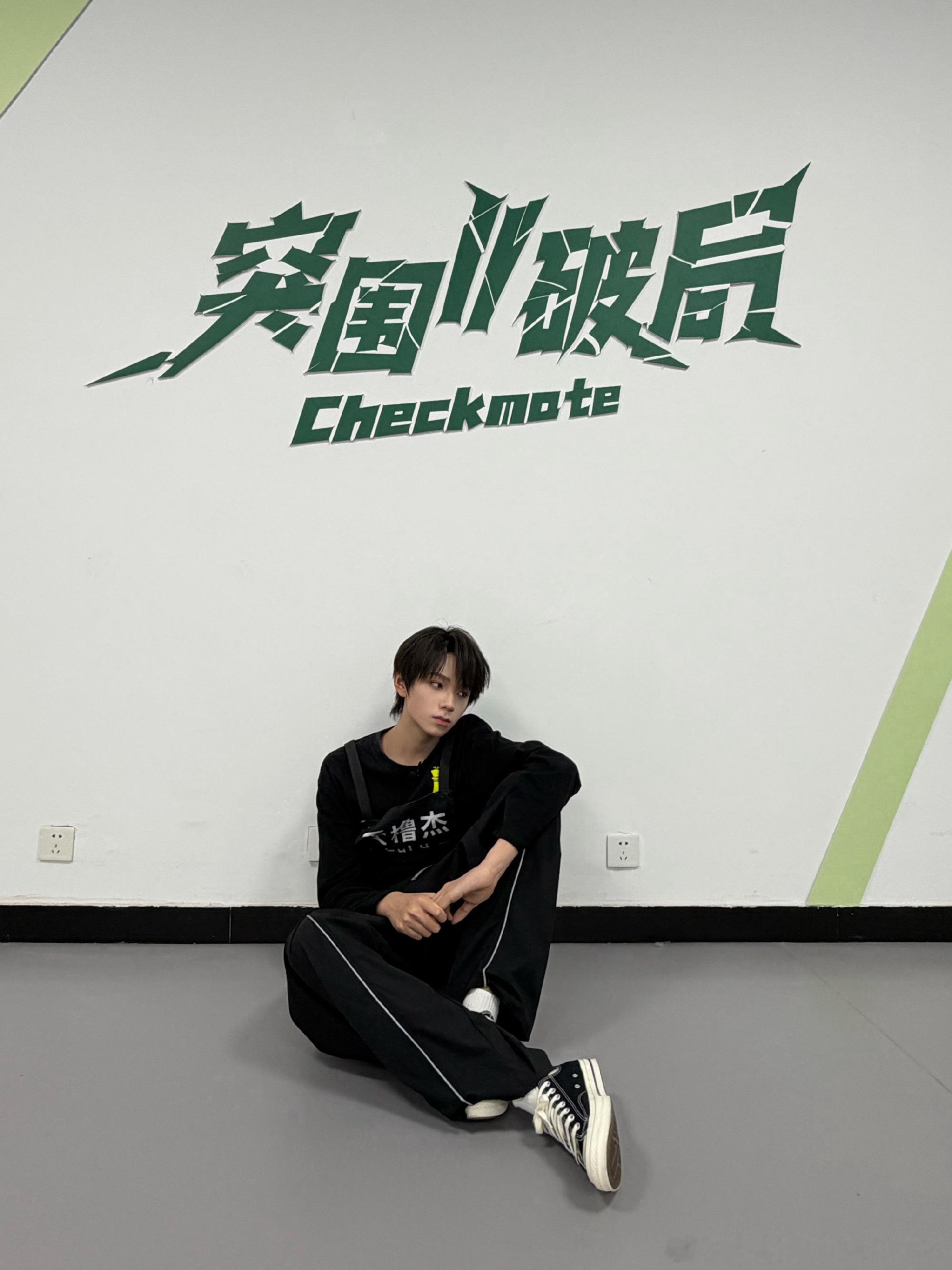 你们不觉得这两张坐姿b格拉满了吗，装酷 