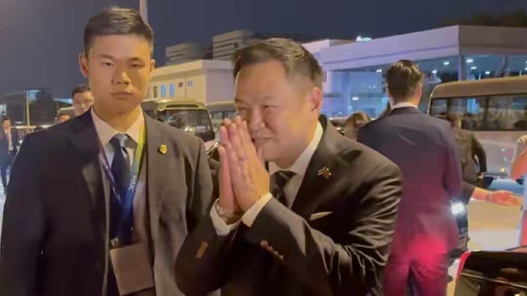 泰总理落地上海直接别上中泰两国国旗还主动说中文！打破外交惯例先奔上海谈AI合作谁