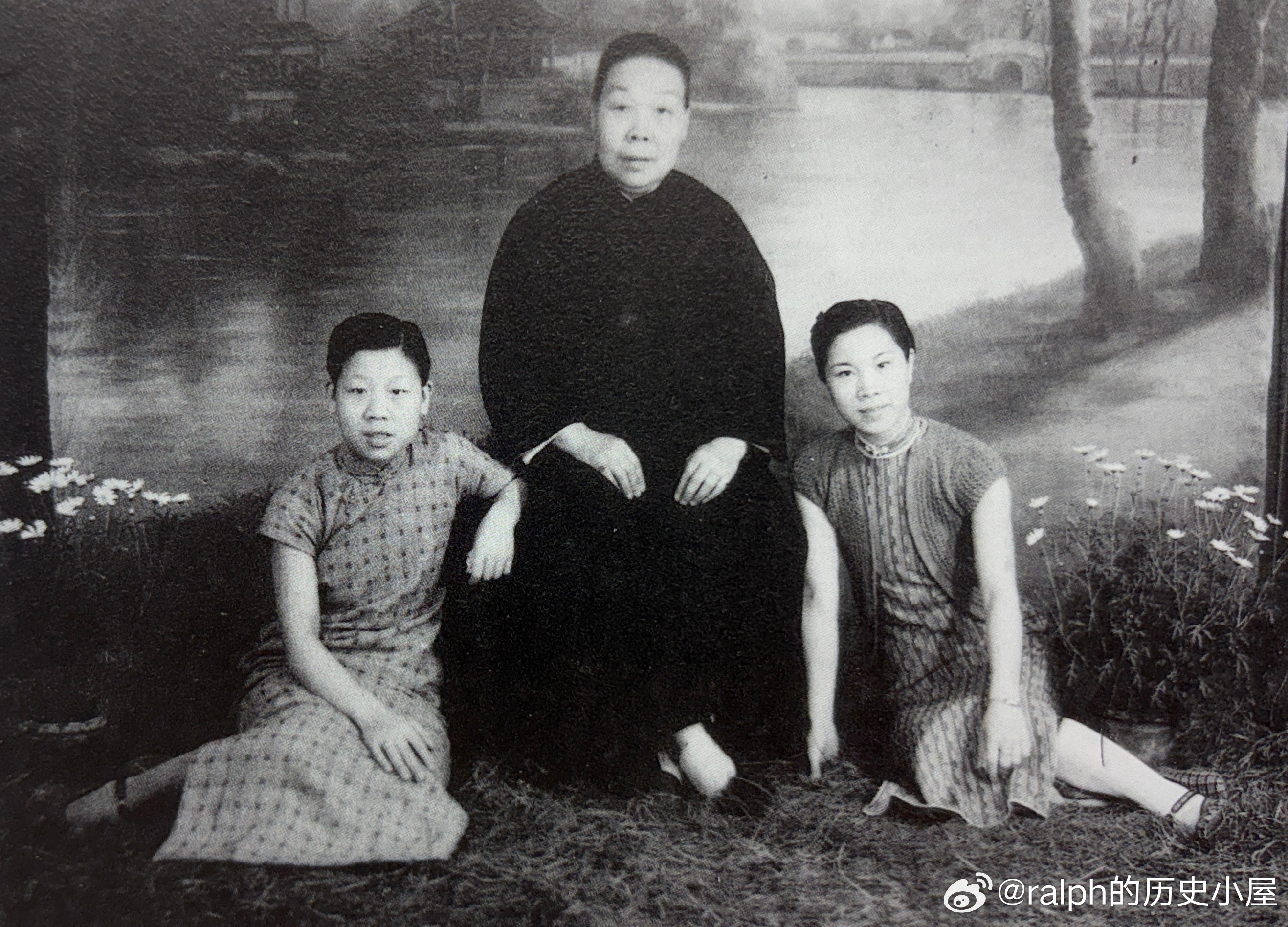 1936年徐玉兰的小姑徐春凤（左，11岁，陪徐玉兰在新登东安舞台科班学戏）、祖母