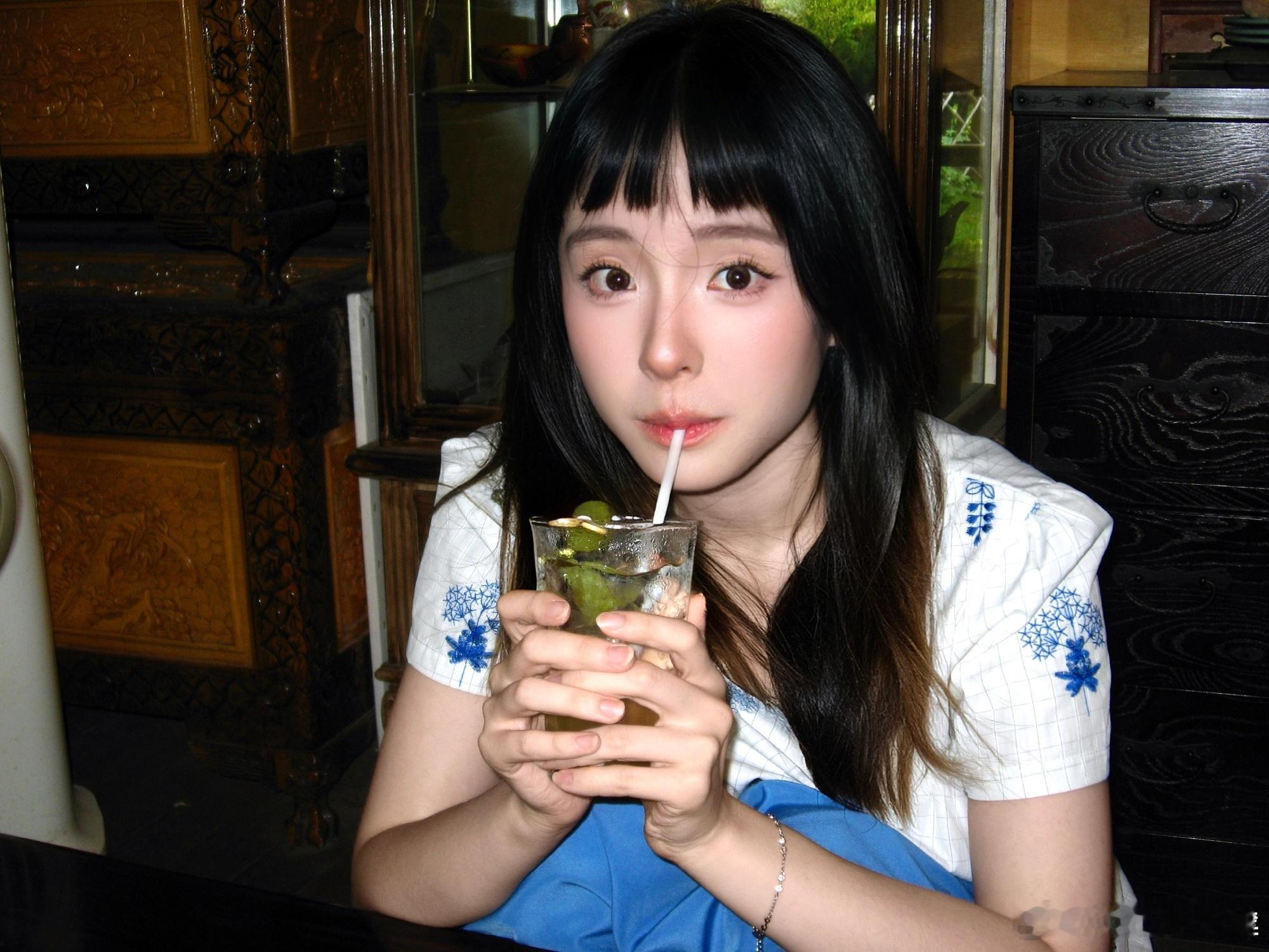 李婉尘  看到李婉尘笑起来眼睛弯弯的样子，就觉得这个世界还是美好的。日常等更新，