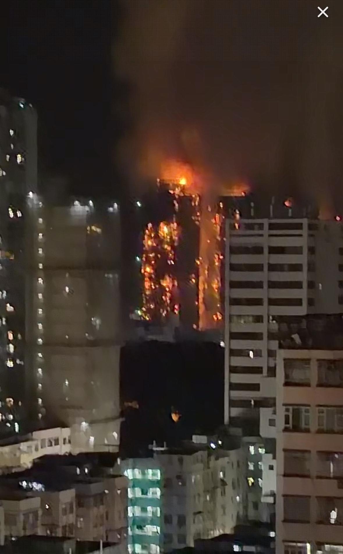 天啊 香港火灾都升五级了 从下午三点烧到现在疑似8栋楼目前全在烧 希望别再增加了