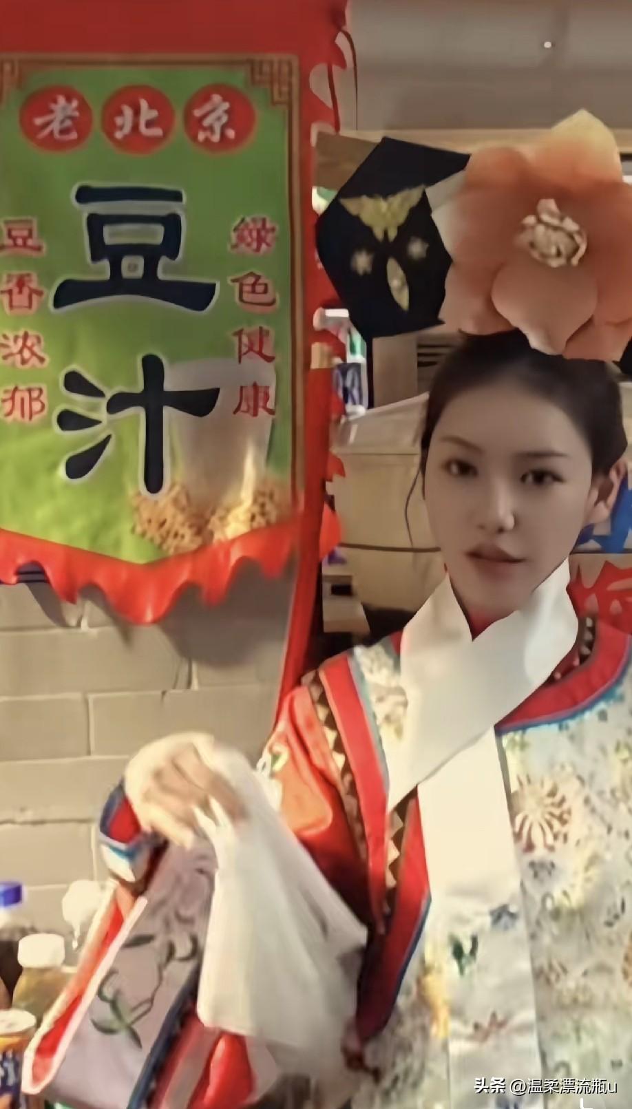 汪小菲现任老婆马筱梅真的很爱北京，又宣传北京美食文化了，喝老款汽水，吃糖葫芦，驴