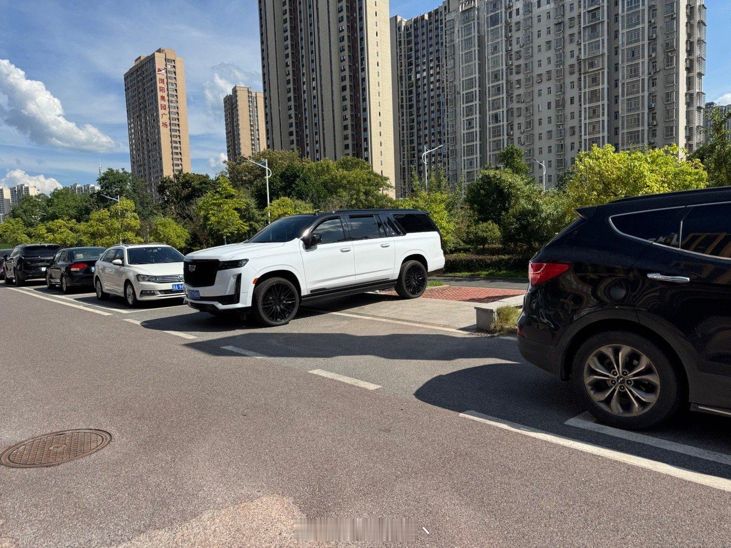 我靠，第一次见凯雷德真车，怎么这么大[晕][晕][晕] ​​​