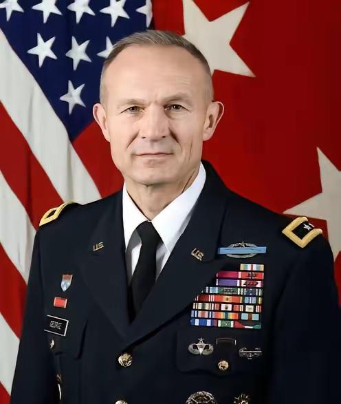 看到外网有人这样评价美国陆军参谋长被炒：

美国陆军“一把手”，一个电话就被撵回