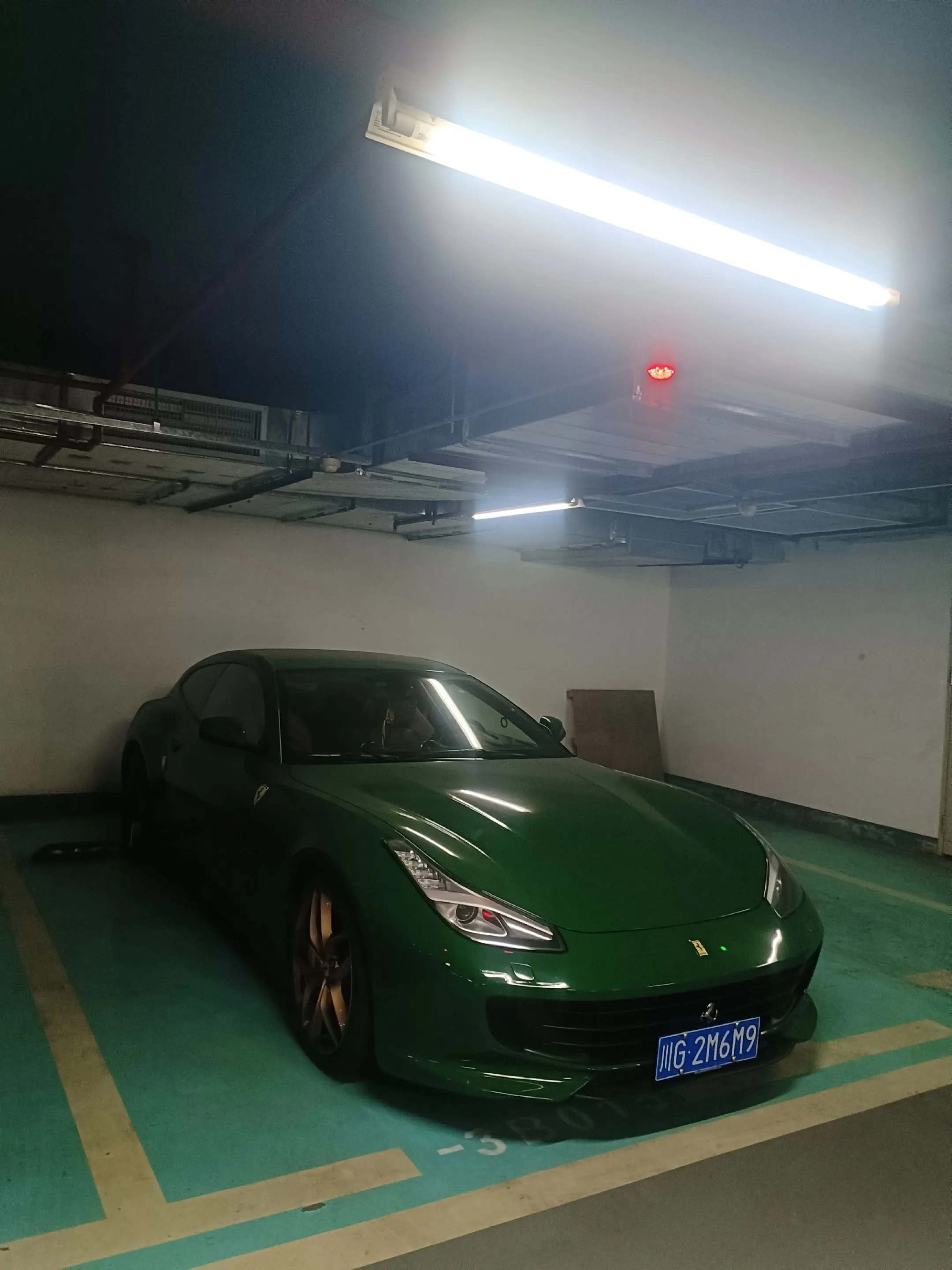 法拉利FF 法拉利第一部量产四驱猎装 6.3自然吸气V12，四座设计...
