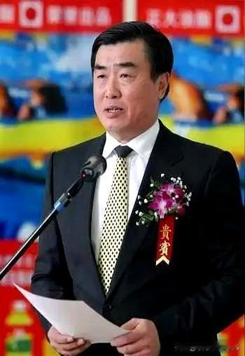 中国足球这些年没少被折腾，比如当年为了冲世界杯直接把联赛升降级取消了，管你俱乐部