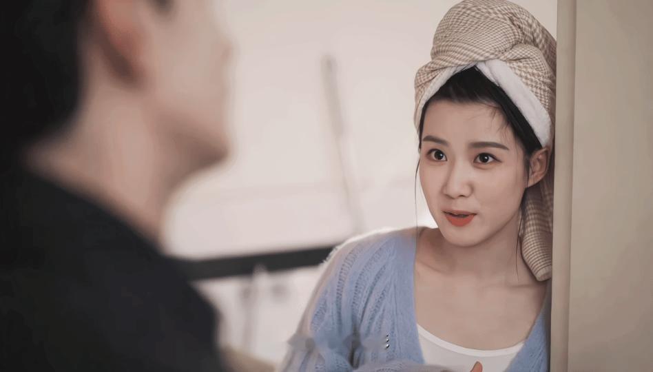 国产剧又多一位干发帽的神被卢昱晓《轧戏》的干发帽造型甜晕了！没有华丽装饰，简单的