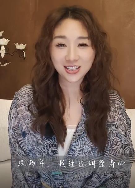 傅首尔瘦了38斤 42岁傅首尔透露自己通过调整饮食和规律运动，在近两年里瘦了38