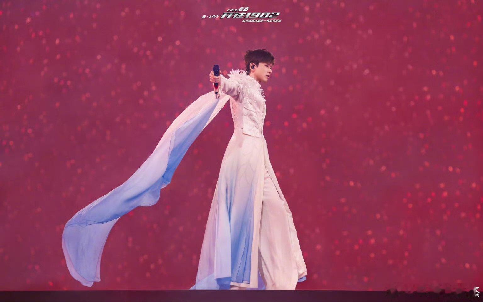 杨宗纬连续四年看张杰演唱会从歌迷到挚友，杨宗纬连续四年赴张杰演唱会，诚意拉满！杨