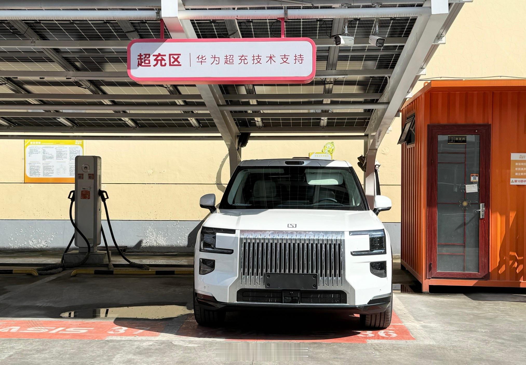 今天来了辆极氪 9X 的试驾车，刚好电剩的不多，索性开到公司附近的华为桩充个电，